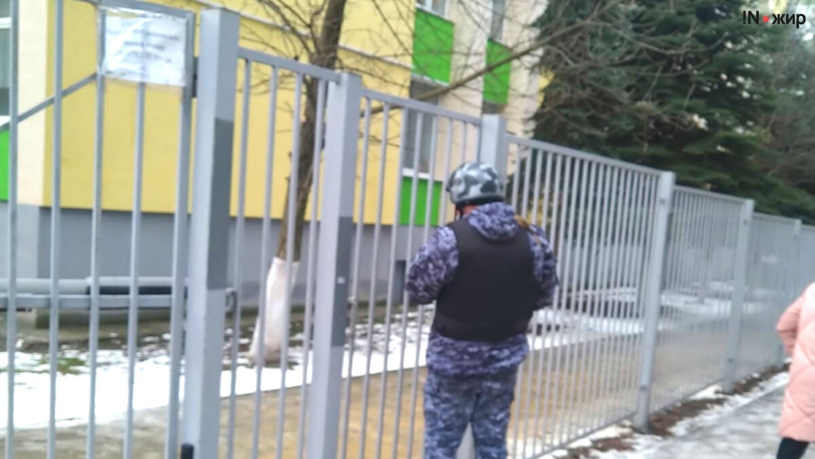 "росгвардеец" с автоматом возле школы.&nbsp;Фото: INжир media